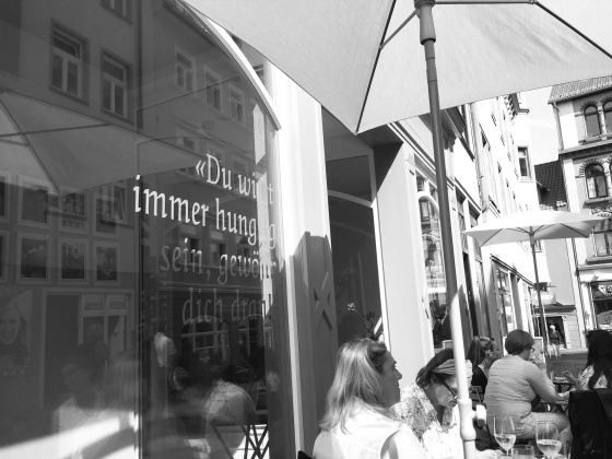 Mimi-K-Kaffee-Schaufenster-2.jpg